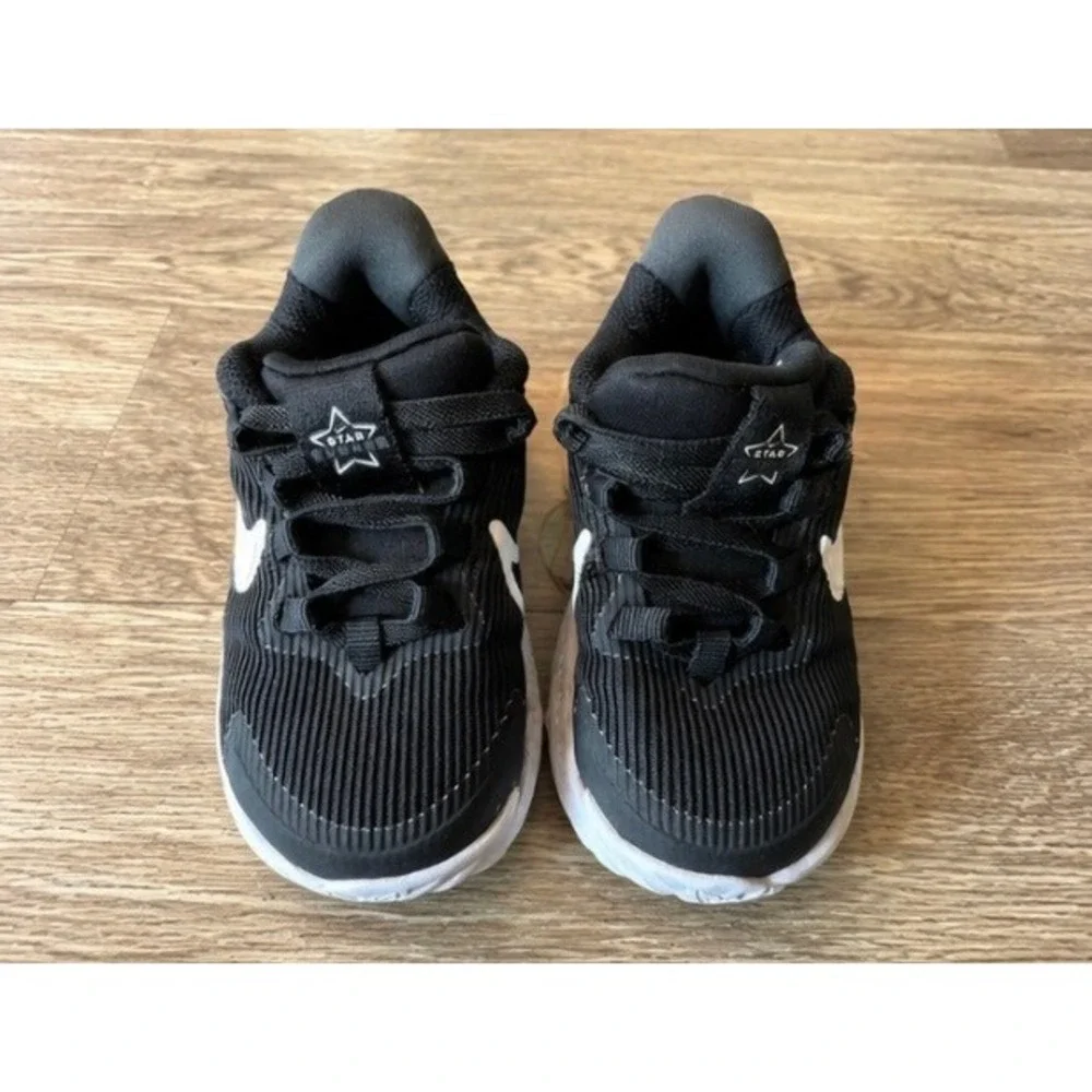 Nike Star Runner size 6c Toddler Shoes Black White